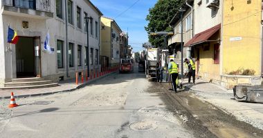Stire din Social : Se reabilitează infrastructura pietonală și rutieră în mai multe zone din oraș