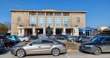Stire din Social : Acces blocat, pentru autoturisme, marţi, în parcarea de la Sala Sporturilor