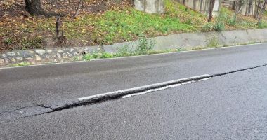 Stire din Social : Risc de surpare a carosabilului pe strada Valea Portului. S-au impus restricții de trafic rutier