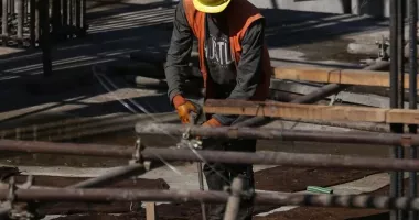 Stire din Social : Salariul minim crește din iulie, pentru sute de mii de români