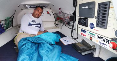 Stire din Eveniment : SALVARE PE MARE. Sportivul Alexandru Dumbravă, care plecase într-o cursă de Cartea Recordurilor, a cerut sprijinul ARSVOM