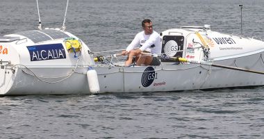 SALVARE PE MARE. Sportivul Alexandru Dumbravă, care plecase într-o cursă de Cartea Recordurilor, a cerut sprijinul ARSVOM - 3