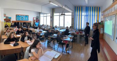 Stire din Cultură-Educație : Frumusețea obiceiurilor românești, readusă în atenția elevilor Școlii nr. 12