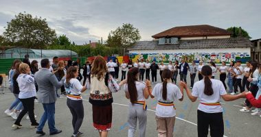 GALERIE FOTO. Mare sărbătoare la Poarta Albă. Oaspeți din patru țări vizitează Școala Nr. 1 - 4