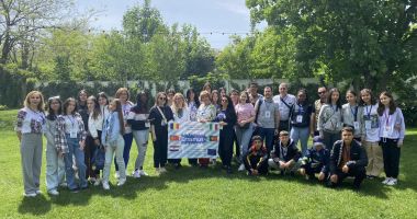 Stire din Cultură-Educație : GALERIE FOTO. Mare sărbătoare la Poarta Albă. Oaspeți din patru țări vizitează Școala Nr. 1