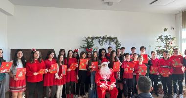 Stire din Cultură-Educație : Tradițiile și obiceiurile românești, evocate de elevii de la Poarta Albă