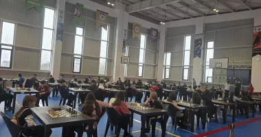 Stire din Cultură-Educație : Bătălie pe tabla de șah! 100 de elevi constănțeni au luptat pentru calificarea la națională
