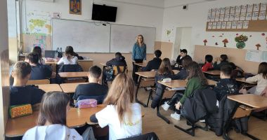 Stire din Eveniment : Elevii din Valu lui Traian, preveniți cu privire la apelurile false la 112