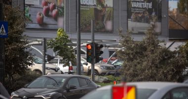 Stire din Social : Semafoarele din intersecția de la ICIL sunt, din nou, funcționale
