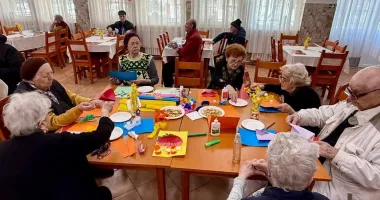 Stire din Social : Beneficiarii Căminului pentru Persoane Vârstnice au sărbătorit Ziua Femeii în avans