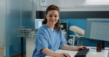 Stire din Social : Semnal de alarmă în sistemul sanitar. Pregătirea viitoarelor asistente medicale lasă de dorit