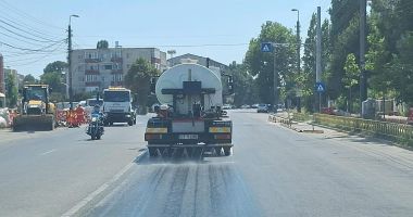 Stire din Social : Bulevardele și străzile principale din Constanța sunt stropite constant cu apă
