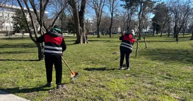 Stire din Social : Curățenie de primăvară în spațiile verzi din Constanța