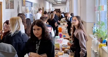 Stire din Social : Elevii Liceului „Ovidius” ajută copiii bolnavi de cancer