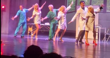 Stire din Cultură-Educație : Comedia muzicală ”Femeia te ridică, femeia te coboară” se joacă pe scena Casei de Cultură