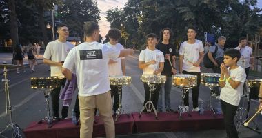 Stire din Cultură-Educație : Spectacol impresionant pe promenada de pe bulevardul Tomis