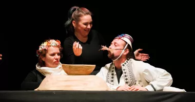 „Jocuri în ograda bunicilor“, spectacol pentru cei mici, la Teatrul „Căluțul de Mare“