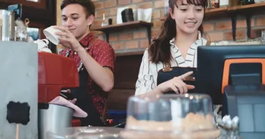 Firmele care angajează elevi și studenți pe timpul verii pot primi bani de la stat