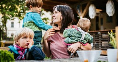 Stire din Social : Statul pregătește prime și subvenții pentru tineri și mamele cu trei copii