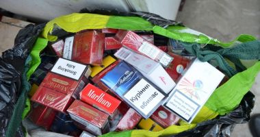 Stire din Social : Constănţeni prinşi  de polițiștii locali în timp ce comercializau țigări netimbrate