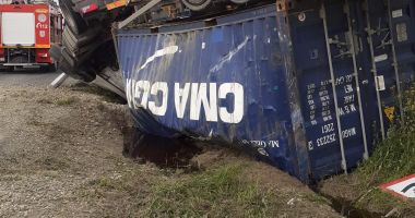 Stire din Eveniment : TIR RĂSTURNAT la Gura Dobrogei. Șoferul ucrainean a refuzat transportul la spital