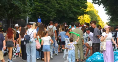 Un weekend fără mașini în centrul Constanței. Bulevardul Tomis se transformă în zonă de promenadăConstănțenii și turiștii vor avea din nou ocazia să descopere centrul orașului într-un ritm mai liniștit. Bulevardul Tomis se transformă în zonă pietonală în weekendul din 25-26 iulie, oferind un spațiu dedicat plimbărilor, întâlnirilor și momentelor petrecute în aer liber. Pentru două zile, agitația traficului va fi înlocuită de atmosfera specifică unui oraș care își invită locuitorii să redescopere spațiul urban la pas.  Potrivit Primăriei Constanța, măsura vizează tronsonul bulevardului Tomis cuprins între bulevardul Mamaia și strada Traian.  Pentru pregătirea zonei, restricționarea locurilor de parcare va fi aplicată în noaptea de 24 spre 25 iulie, în intervalul 22:00-6:00. Circulația rutieră pe sectorul menționat va fi oprită începând cu 25 iulie, ora 6:00, până pe 27 iulie, ora 00:00.  Tot în această perioadă, semaforizarea din intersecția bulevardului Ferdinand cu bulevardul Tomis va fi întreruptă.