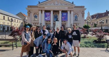 Stire din Cultură-Educație : „Seaside Stories”, cel mai bine vândut spectacol al Teatrului de Stat, în turneu prin țară