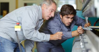Stire din Social : Angajatorii, stimulaţi să încheie contracte de ucenicie