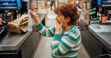 Stire din Social : Val de scumpiri în noul an. Care sunt efectele în lanț ale creșterii accizelor la carburanți