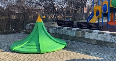 Stire din Social : Tineri surprinși în timp ce vandalizau un loc de joacă