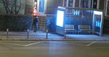 Stire din Social : Tânăr teribilist surprins în timp ce vandaliza o staţie de autobuz