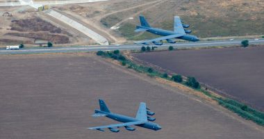 Stire din Eveniment : „Zi istorică!”. Două bombardiere strategice americane B-52 Stratofortress au aterizat la Constanţa