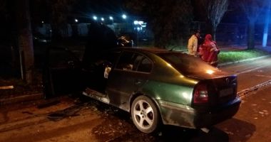 Stire din Eveniment : GALERIE FOTO. ACCIDENT GRAV: UN ȘOFER A INTRAT CU MAȘINA ÎN STÂLP