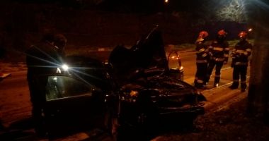GALERIE FOTO. ACCIDENT GRAV: UN ȘOFER A INTRAT CU MAȘINA ÎN STÂLP - 2