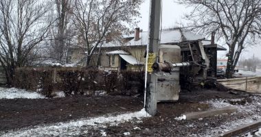 GALERIE FOTO. ACCIDENT FEROVIAR. O clădire a fost distrusă, patru persoane au fost rănite! - 3