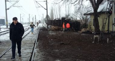 Stire din Eveniment : GALERIE FOTO. ACCIDENT FEROVIAR. O clădire a fost distrusă, patru persoane au fost rănite!
