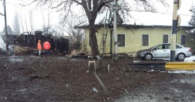 GALERIE FOTO. ACCIDENT FEROVIAR. O clădire a fost distrusă, patru persoane au fost rănite! - 5