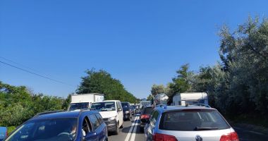 Stire din Eveniment : AGLOMERAȚIE pe șoseaua spre sudul litoralului, pe ambele sensuri. Polițiștii sunt prezenți în intersecții