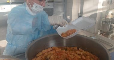 Stire din Social : Alimente pentru masa tradiţională de Crăciun pentru beneficiarii cantinei de ajutor social