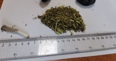 Stire din Eveniment : Bărbat prins de jandarmi cu droguri la el, în zona Cireşica