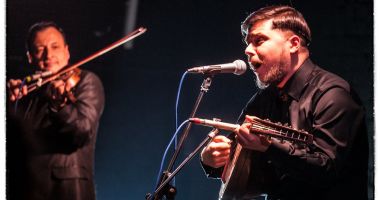 Cobzarul Bogdan Simion revine la ”Harlequin”, cu taraful ”Lăutarii de mătase”