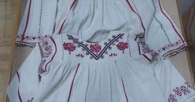 Stire din Cultură-Educație : 50 de cămăși din patrimoniul cultural-național expuse la Muzeul de Artă Populară
