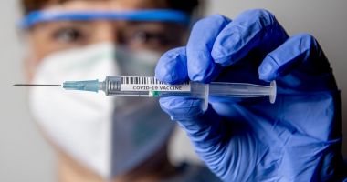 Stire din Eveniment : Fenomenul certificatelor false de vaccinare: SUTE DE DOSARE PENALE în ancheta Poliției!