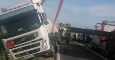 Stire din Eveniment : Autocisterna încărcată cu motorină, implicată într-un accident la Oituz, a fost repusă pe carosabil
