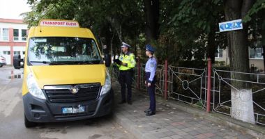 Stire din Eveniment : Mașinile destinate transportului elevilor, verificate de polițiștii de la Rutieră