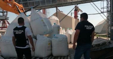Stire din Eveniment : Peste 160 de tone de îngrășămând chimic, depozitate necorespunzător. Poliția a deschis o anchetă penală