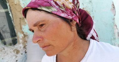 Stire din Eveniment : ACUZAȚII GRAVE la Siminoc: mamă a 5 copii, lovită cu pumnul în față de un fermier