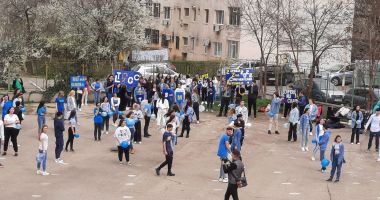 Stire din Cultură-Educație : Flashmob la Liceul „George Călinescu” pentru conștientizarea nevoii de integrare a persoanelor cu autism