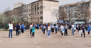 Flashmob la Liceul „George Călinescu” pentru conștientizarea nevoii de integrare a persoanelor cu autism - 2