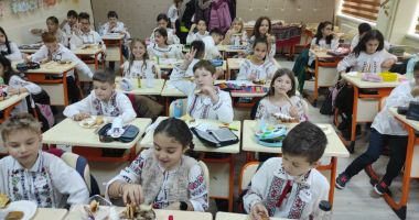 Şezătoare cu cântec, tors şi lecţii despre trecut, la Şcoala "Gheorghe Țițeica" - 3